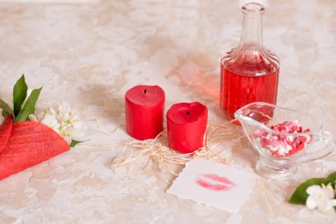 çiçekler, kırmızı gözleme koni öpücüğünü kağıt, mesaj ve hediye, şarap ve mumlar.