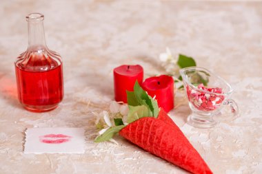 çiçekler, kırmızı gözleme koni öpücüğünü kağıt, mesaj ve hediye, şarap ve mumlar.