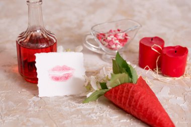 çiçekler, kırmızı gözleme koni öpücüğünü kağıt, mesaj ve hediye, şarap ve mumlar.