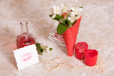 çiçekler, kırmızı gözleme koni öpücüğünü kağıt, mesaj ve hediye, şarap ve mumlar.