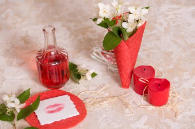 çiçekler, kırmızı gözleme koni öpücüğünü kağıt, mesaj ve hediye, şarap ve mumlar.