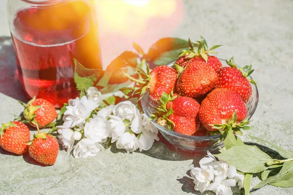 Taze çilek iç ahşap arka plan üzerine açık güneşli yaz gün