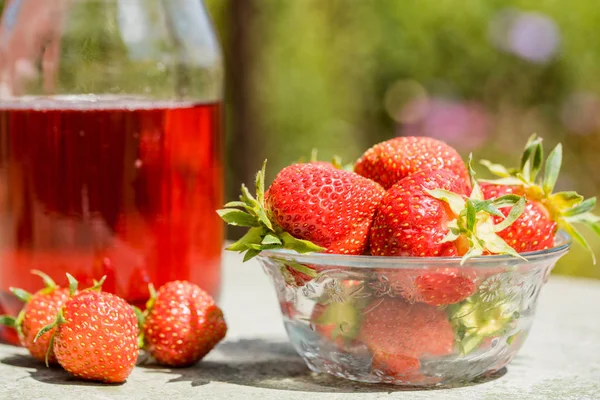 Taze çilek iç ahşap arka plan üzerine açık güneşli yaz gün