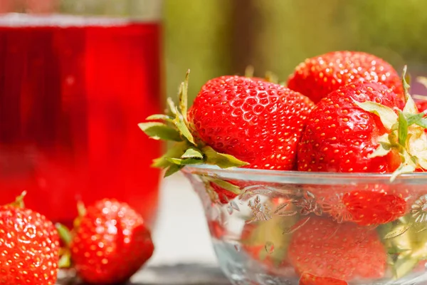 Taze çilek iç ahşap arka plan üzerine açık güneşli yaz gün