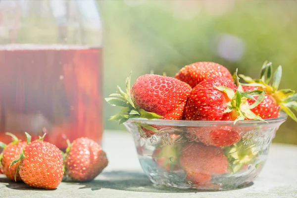 Taze çilek iç ahşap arka plan üzerine açık güneşli yaz gün