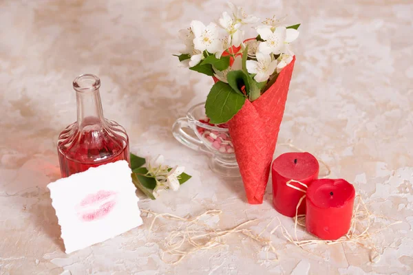çiçekler, kırmızı gözleme koni öpücüğünü kağıt, mesaj ve hediye, şarap ve mumlar.