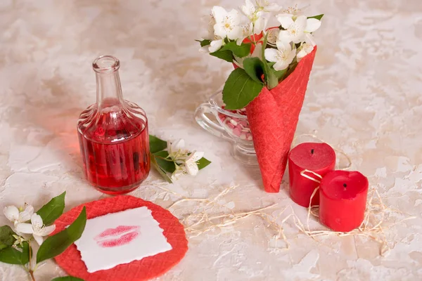 çiçekler, kırmızı gözleme koni öpücüğünü kağıt, mesaj ve hediye, şarap ve mumlar.