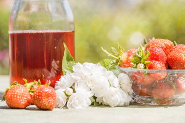 Taze çilek iç ahşap arka plan üzerine açık güneşli yaz gün