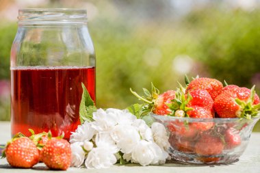 Taze çilek iç ahşap arka plan üzerine açık güneşli yaz gün