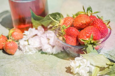 Taze çilek iç ahşap arka plan üzerine açık güneşli yaz gün