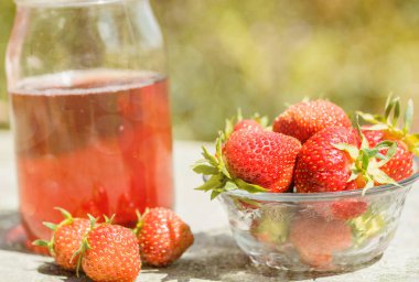 Taze çilek iç ahşap arka plan üzerine açık güneşli yaz gün