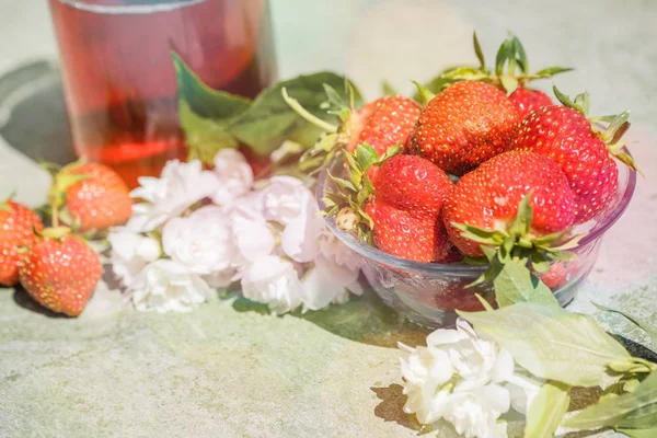 Taze çilek iç ahşap arka plan üzerine açık güneşli yaz gün