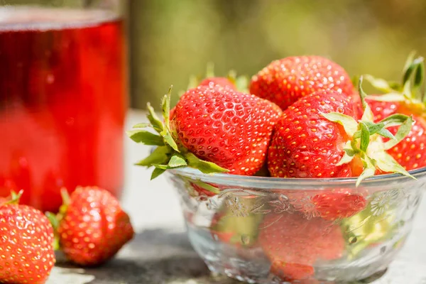 Taze çilek iç ahşap arka plan üzerine açık güneşli yaz gün