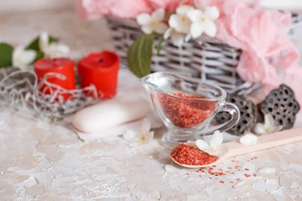 Spa set: kokulu mum, deniz tuzu, sıvı sabun ve romantik kırmızı gül.