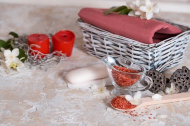 Spa set: kokulu mum, deniz tuzu, sıvı sabun ve romantik kırmızı gül.