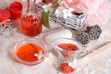 Spa set: kokulu mum, deniz tuzu, sıvı sabun ve romantik kırmızı gül.