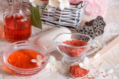 Spa set: kokulu mum, deniz tuzu, sıvı sabun ve romantik kırmızı gül.