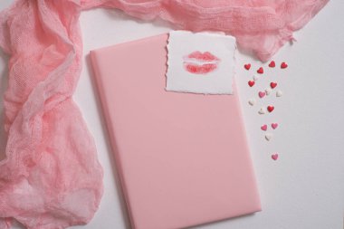 Mockup kartpostal ve yasemin üzerinde pembe bir arka plan ile. kartı ve beyaz çiçekler.