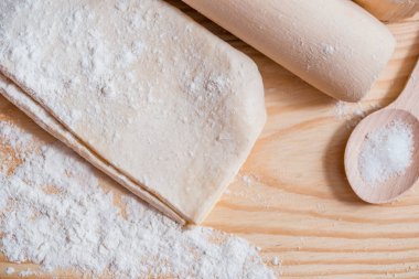 hamur, un ve ahşap bir masa üzerinde yumurta pişirme.