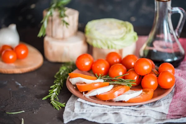 Bruschetta Italiana Con Tomates Picados Albahaca Queso Mozzarella Vinagre Balsámico — Foto de Stock