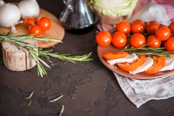 Bruschetta Italiana Con Tomates Picados Albahaca Queso Mozzarella Vinagre Balsámico — Foto de Stock
