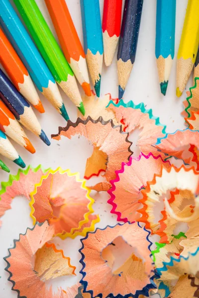 白い背景の上の色鉛筆のシェービング 学校教育コンセプト — ストック写真