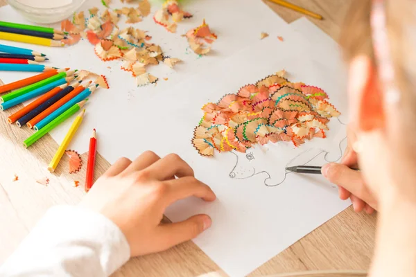 ツリーの形状は 鉛筆の削りくず 子供の色鉛筆から手工芸品シェービング — ストック写真