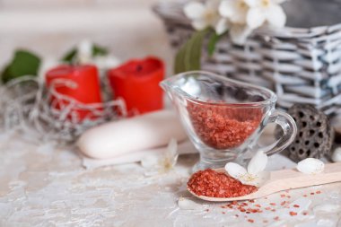 Spa set: kokulu mum, deniz tuzu, sıvı sabun ve romantik kırmızı gül