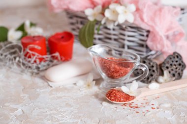 Spa set: kokulu mum, deniz tuzu, sıvı sabun ve romantik kırmızı gül