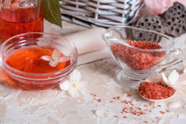 Spa set: kokulu mum, deniz tuzu, sıvı sabun ve romantik kırmızı gül