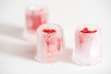 Kırmızı kiraz çilek smoothies buz. Güçlü bir alkollü içecek votka var. beyaz bir arka plan üzerinde