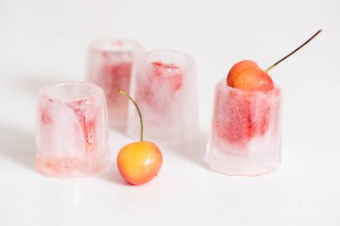 Kırmızı kiraz çilek smoothies buz. Güçlü bir alkollü içecek votka var. beyaz bir arka plan üzerinde