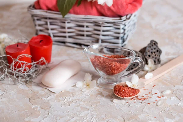 Set de spa: vela perfumada, sal marina, jabón líquido y rosas rojas románticas — Foto de Stock