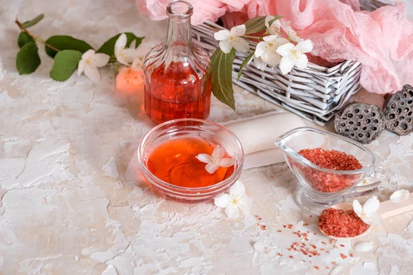 Spa set: kokulu mum, deniz tuzu, sıvı sabun ve romantik kırmızı gül