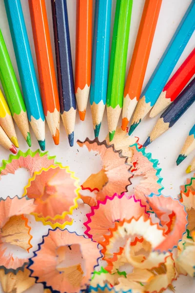 白い背景の上の色鉛筆のシェービング。学校教育コンセプト — ストック写真