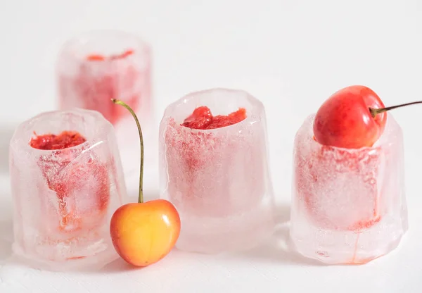 Smoothies Aux Cerises Rouges Aux Fraises Dans Glace Vodka Est — Photo