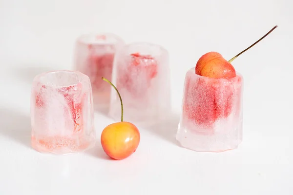 Smoothies Aux Cerises Rouges Aux Fraises Dans Glace Vodka Est — Photo