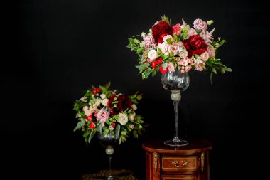 düğün çiçek, cam vazolar, siyah arka plan, kırmızı ve mor güller, şarap çiçekler, lüks gelin buketi, bitki çözümü tasarlamak