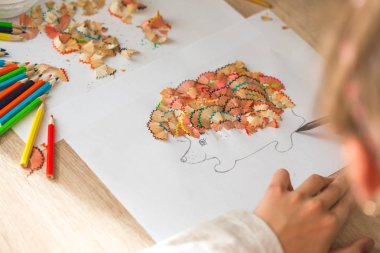 Ağaç şeklinde yapılan kalem talaş, çocuklar'ın el sanatları üzerinden renk kalem traş