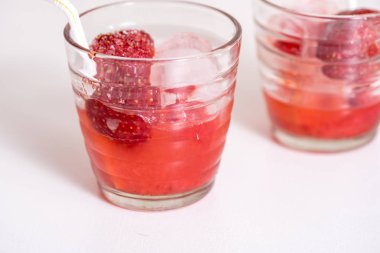 Buz, nane yaprakları ve çilek kiraz kırmızı içkiyle. Kokteyl araçları yapımı