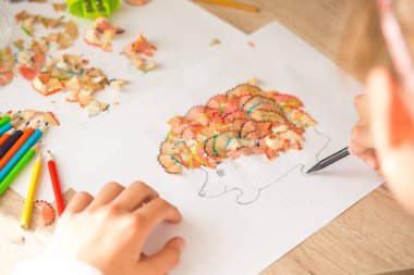 Ağaç şeklinde yapılan kalem talaş, çocuklar'ın el sanatları üzerinden renk kalem traş