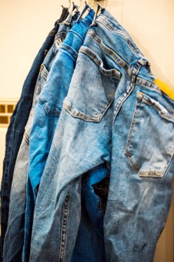 Kot pantolon kanca askıda kuru yakın çekim