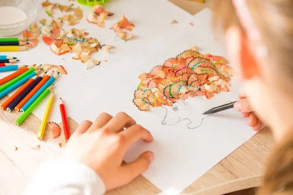 Ağaç şeklinde yapılan kalem talaş, çocuklar'ın el sanatları üzerinden renk kalem traş