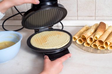 Ana sayfa - tost makinesi, hamuru kase ve malzemeler - süt, yumurta ve un waffle yapma. Arka plan yemek