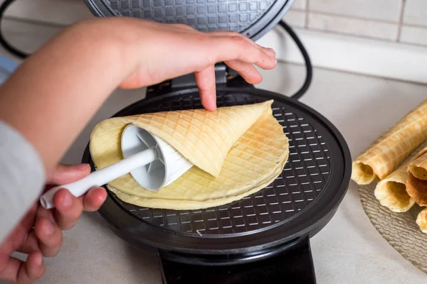 Provedení Vafle Doma Vaflovač Těsto Míse Ingredience Mléko Vejce Mouku — Stock fotografie