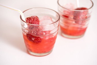 Buz, nane yaprakları ve çilek kiraz kırmızı içkiyle. Kokteyl araçları yapımı