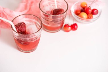 Buz, nane yaprakları ve çilek kiraz kırmızı içkiyle. Kokteyl araçları, kopya spase yapımı