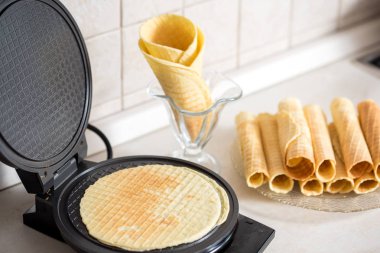 Mutfakta gözleme ızgarası var. Ev yapımı waffle hazırlamak, hamur dökmek..