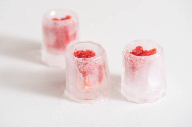 Kırmızı kiraz çilek smoothies buz. Güçlü bir alkollü içecek votka var. beyaz bir arka plan üzerinde