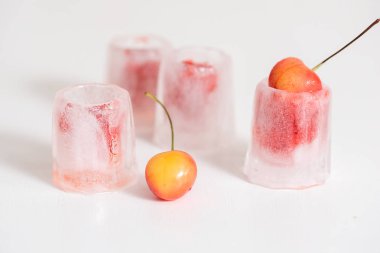 Kırmızı kiraz çilek smoothies buz. Güçlü bir alkollü içecek votka var. beyaz bir arka plan üzerinde